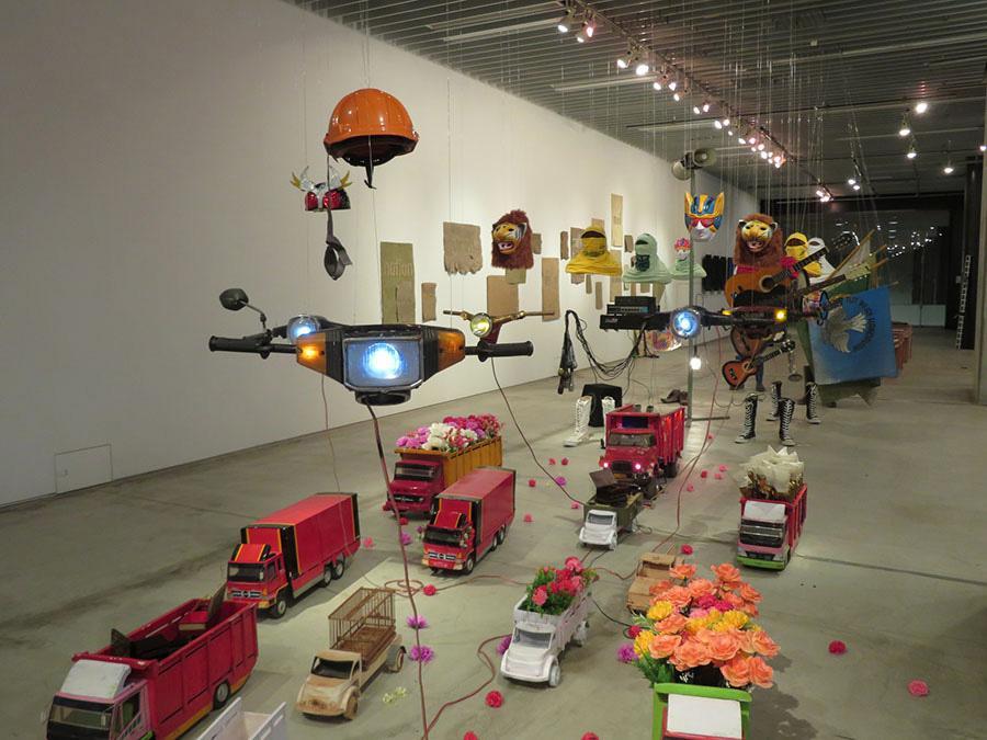 インドネシアで頻発するデモやパレードの様子を表現した作品