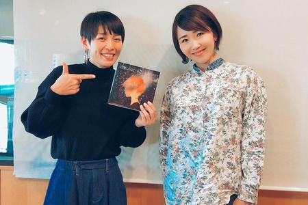 　ＦＭ ＯＨ！『ＬＯＶＥ ＦＬＡＰ』にゲスト出演したポップシンガー・市川愛、左はＤＪの川崎亜沙美（６日・大阪市内）