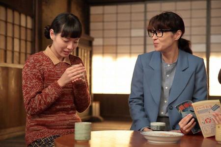 「荒木荘」で飲んでいた懐かしいお茶を飲む喜美子（左、戸田恵梨香）とちや子（水野美紀） (C)NHK