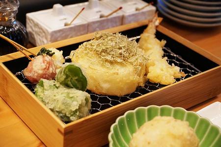 　変わり種天ぷらや、天ぷらとともにワインも提供する「天ぷら 寅」