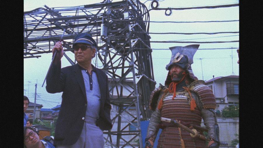 未公開映像の一部。鎧兜（よろいかぶと）をつけた勝新太郎に演出する黒澤明監督　(C)NHK