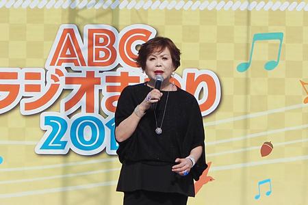 　「万博記念公園」のお祭り広場ステージに登場した上沼恵美子（１７日・大阪府吹田市）