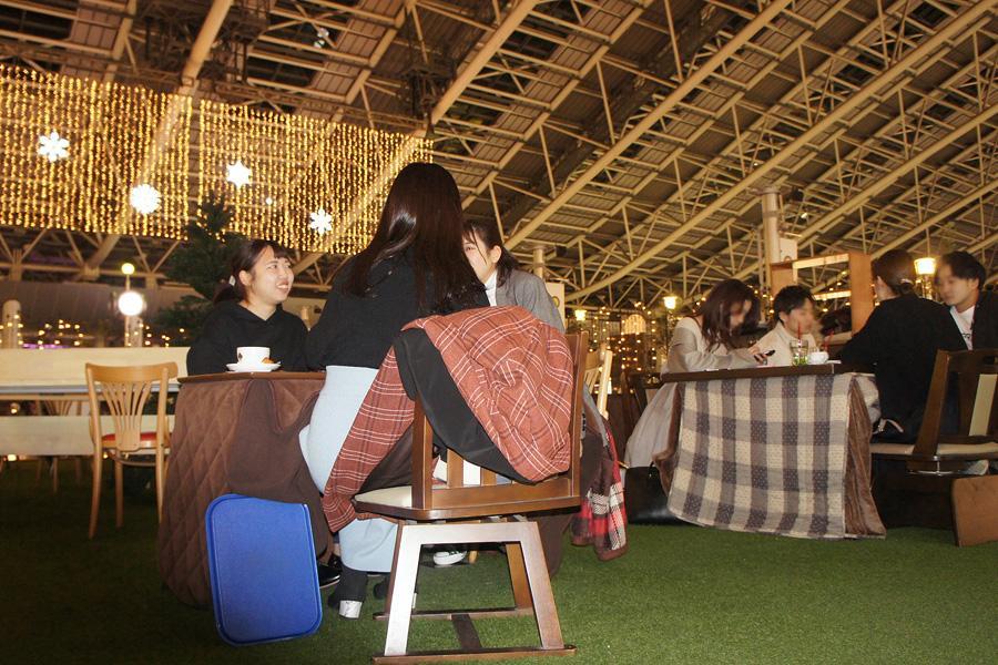 　大阪駅のイルミネーションを見ながら、こたつでお茶をする若者（１１月中旬／バール・デルソーレ）