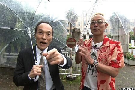 生まれ故郷の都城市に戻り、初代の相方のもとを訪れる東国原英夫氏（左）