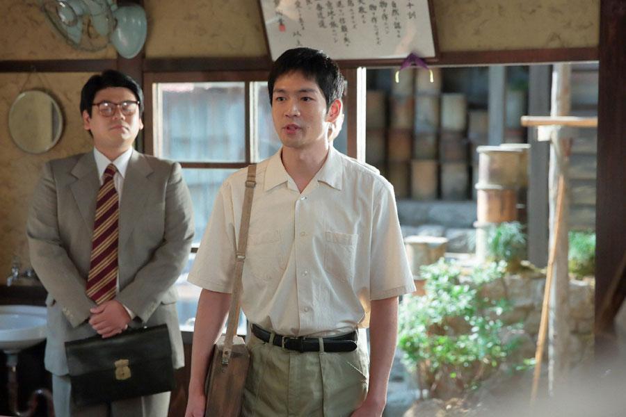 　陶工達に挨拶をする若手社員の十代田八郎（右・松下洸平）と藤永一徹（久保山知洋）　（Ｃ）ＮＨＫ