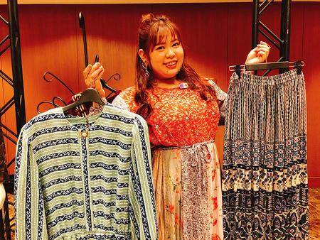 　お気に入りの古着ワンピースを着て、古着ならではの魅力を語る、あーこちゃん