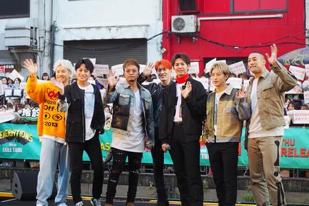　大阪・道頓堀に登場したＧＥＮＥＲＡＴＩＯＮＳ（左から小森隼、白濱亜嵐、数原龍友、中務裕太、片寄涼太、佐野玲於、関口メンディー／２１日・大阪市内）