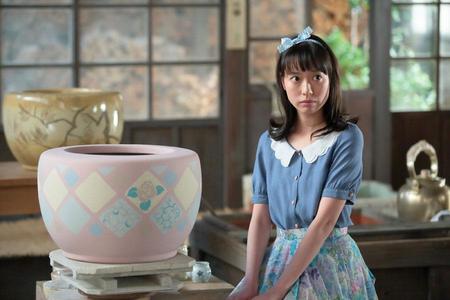 　マスコットガールのようなポーズを要求され困惑する喜美子（戸田恵梨香）　（Ｃ）ＮＨＫ