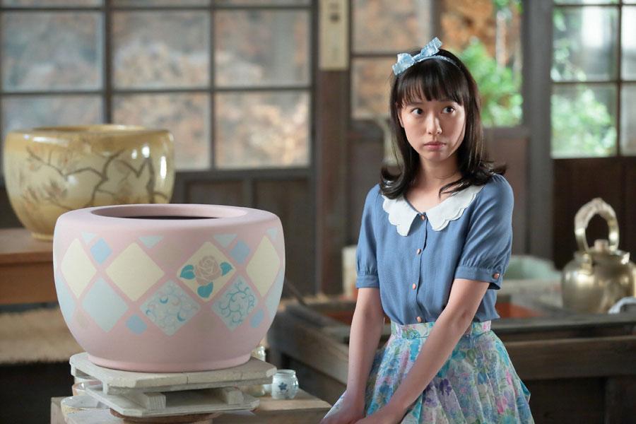 　マスコットガールのようなポーズを要求され困惑する喜美子（戸田恵梨香）　（Ｃ）ＮＨＫ