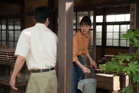 喜美子（戸田恵梨香）に「深野先生は何時ごろお見えですか」と訊ねる八郎（松下洸平） (C)NHK