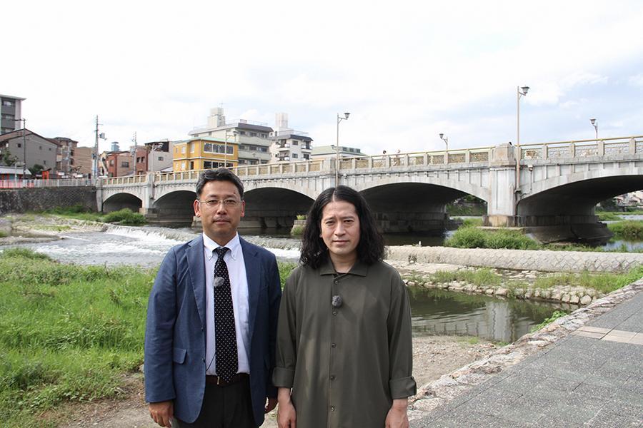 　京都の橋を巡るふたり。又吉直樹（右）と、橋の防災スペシャリスト・高橋良和教授