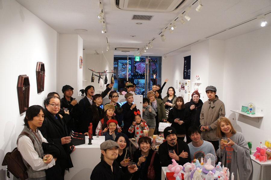 　イベント初日レセプションの様子。前列５人がコラボアーティスト、右が本田みずほ（１２月１日・大阪市）