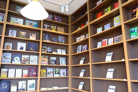 キャッシュレス決済の無人書店「ＳＥＬＦ ＢＯＯＫＳ」が、滋賀・大津にオープン