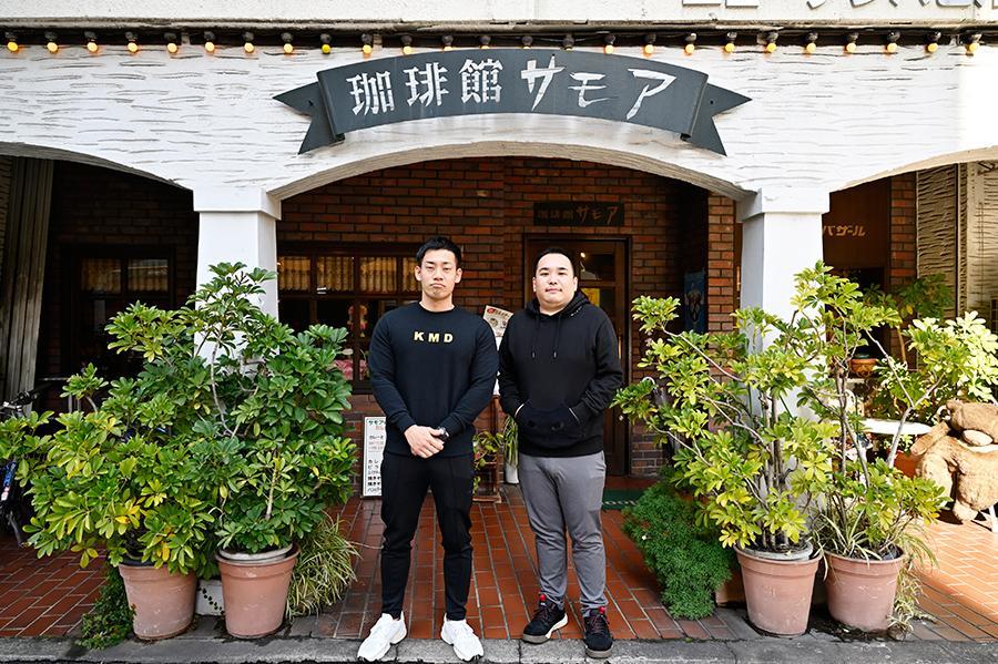　取材は、ミルクボーイの駒場孝（左）と内海崇が１０年近く通う大国町駅近くの「珈琲館サモア」で。