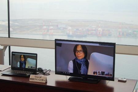 ハワイから中継で会議に参加したつんく♂。会議は、会場となる夢洲が見える場所でおこなわれた（１２月２１日・大阪府庁咲州庁舎）