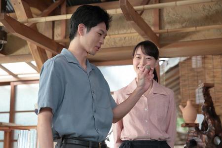 息子の武志が作った作品を見る八郎（松下洸平）と喜美子（戸田恵梨香） (C)NHK