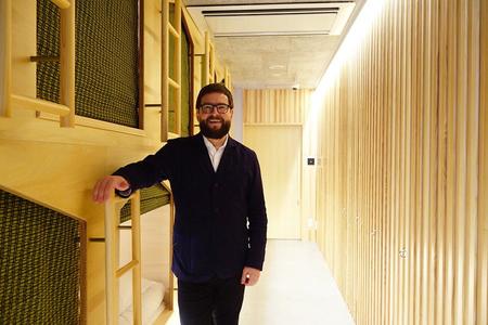 フィンランドのプロダクトデザイナー、ハッリ・コスキネンさん。京都でカプセルホテルをデザイン