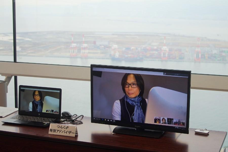 ハワイから中継で会議に参加したつんく♂。会議は、会場となる夢洲が見える場所でおこなわれた（１２月２１日・大阪府庁咲州庁舎）