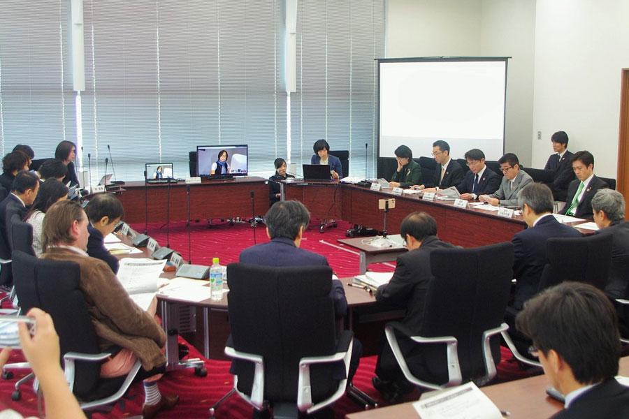 　２０名近くが参加した『第１回大阪・関西万博におけるパビリオン等地元出展に関する有識者懇話会』（１２月２１日・大阪府庁咲州庁舎）