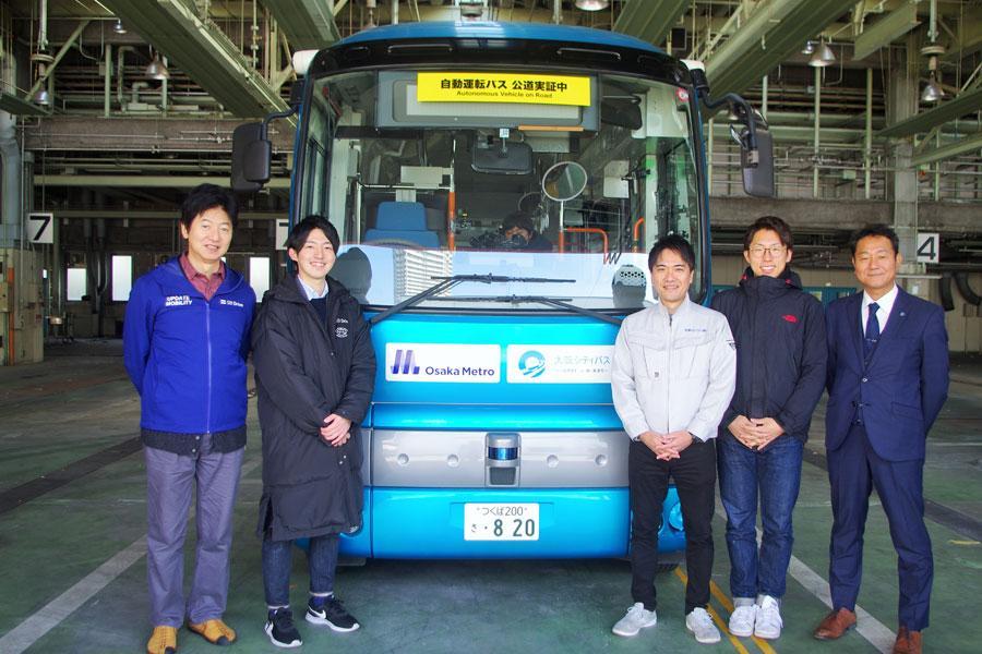 　（左から）ＳＢドライブの大澤定夫さん、江尻修平さん、先進モビリティの佐藤大輔係長、畠山尚亮さん、大阪シティバスの山野内嘉昭部長（１２月２３日・大阪市内）