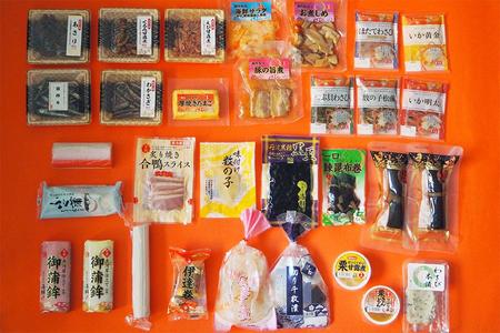 　豚の旨煮、お煮しめ、海鮮サラダ、くるみ甘露煮、御蒲鉾 紅白（鯛入り）が新たに加わった「ローソン１００円おせち」（※写真は「寿なると」が１本抜けています）