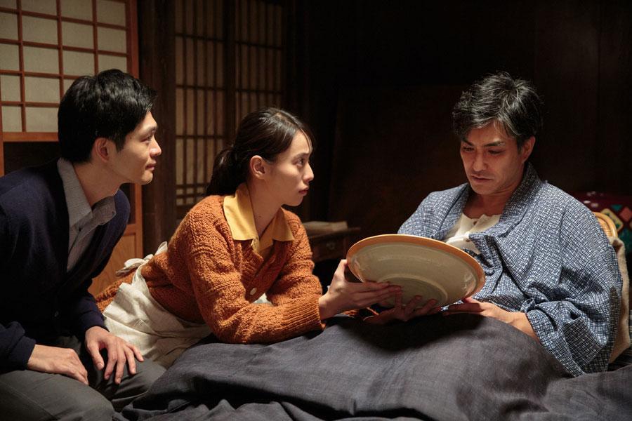 　（左から）八郎（松下洸平）、喜美子（戸田恵梨香）、常治（北村一輝）。大皿に描かれたみんなからのメッセージや絵を見る常治　（ｃ）ＮＨＫ