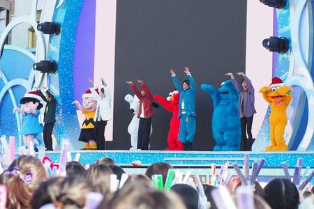 　スヌーピーやエルモらと『バッタマン』を踊る超特急（２５日／ユニバーサル・スタジオ・ジャパン）