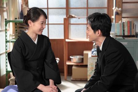 　久しぶりにゆっくり話をする喜美子（戸田恵梨香）と八郎（松下洸平）（Ｃ）ＮＨＫ