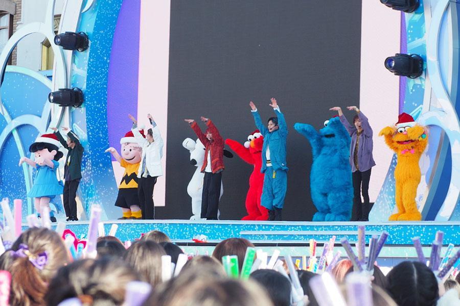 　スヌーピーやエルモらと『バッタマン』を踊る超特急（２５日／ユニバーサル・スタジオ・ジャパン）