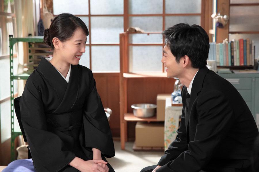 　久しぶりにゆっくり話をする喜美子（戸田恵梨香）と八郎（松下洸平）（Ｃ）ＮＨＫ
