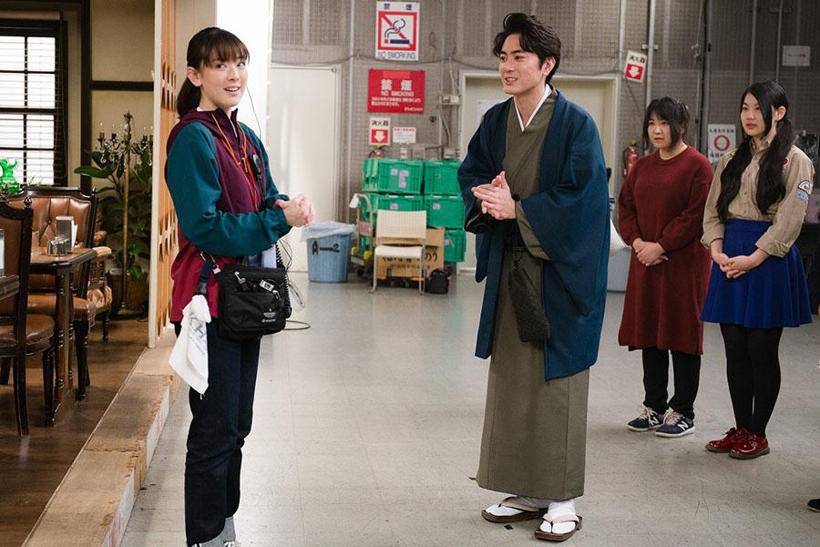 　左から、水上京香、間宮祥太朗。第１話のシーンより