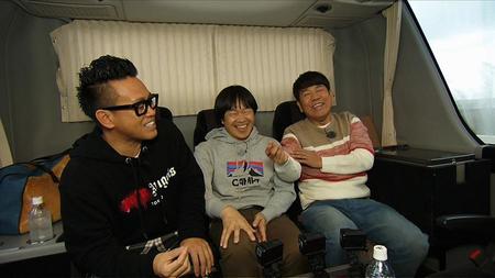 　「はとバス」ならぬ「ほとバス」で移動する３人