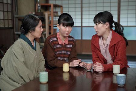　左からマツ（富田靖子）、百合子（福田麻由子）、喜美子（戸田恵梨香）。直子が一緒に連れてきた鮫島正幸と結婚を言い出すのではないかと相談する喜美子たち　（Ｃ）ＮＨＫ