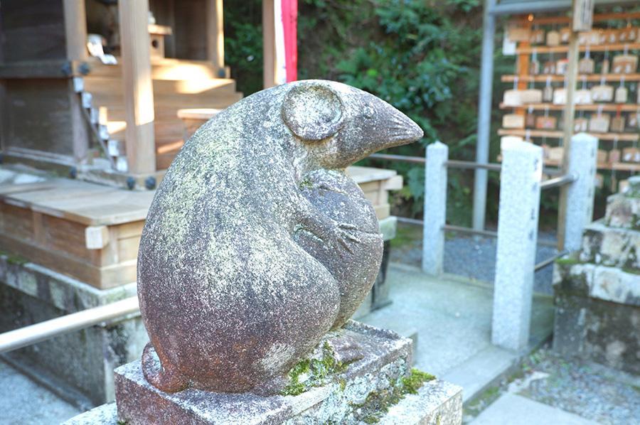 　左の狛ねずみは、万物の源を象徴する水玉を持っている