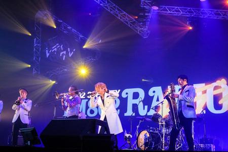 『ＦＭ８０２ ＲＡＤＩＯ ＣＲＡＺＹ』の東京スカパラダイスオーケストラのステージに登場したＴＥＲＵ（２６日／大阪市内）提供：ＦＭ８０２　撮影：田浦ボン