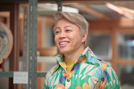 「 かわはら工房」で喜美子を待つジョージ富士川（西川貴教） (C)NHK