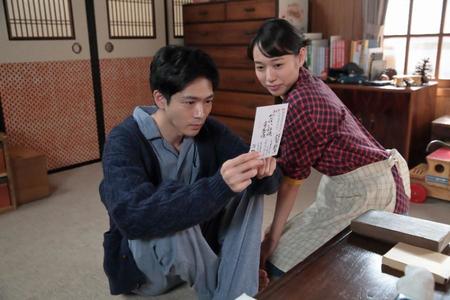 昭和４４年１月、フカ先生（イッセー尾形）から届いた年賀状を手にする八郎（松下洸平）と喜美子（戸田恵梨香）(C)NHK