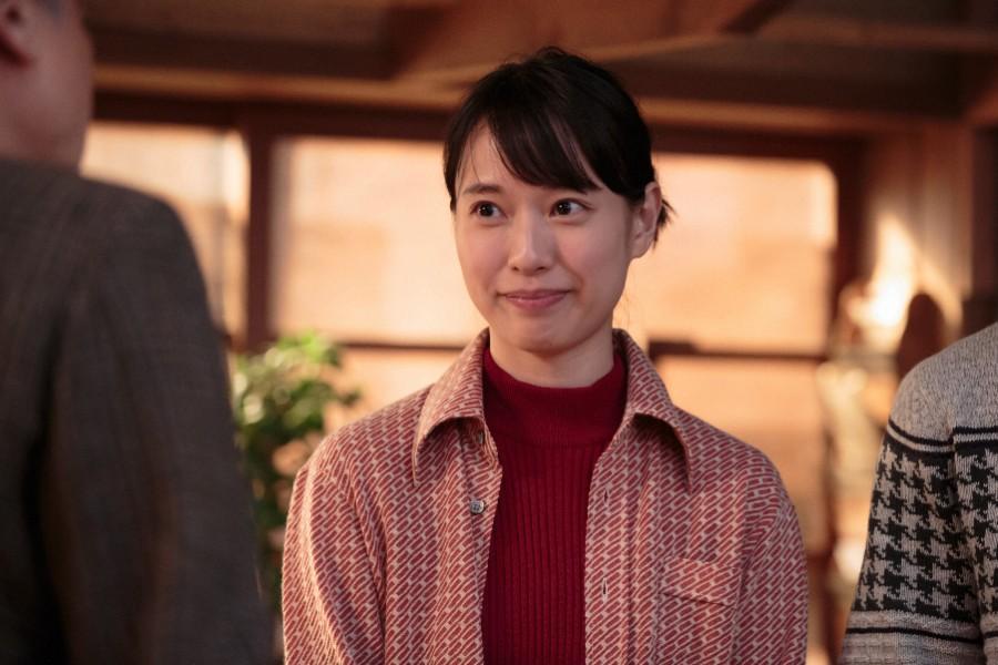 　銀座の個展では八郎の後ろに控えてお客さんの出迎えをする、と言う喜美子（戸田恵梨香）（Ｃ）ＮＨＫ