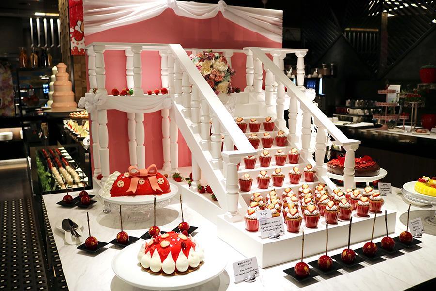 　煌びやかな舞踏会をイメージした、ヒルトン大阪のいちごブッフェが１月８日から開催