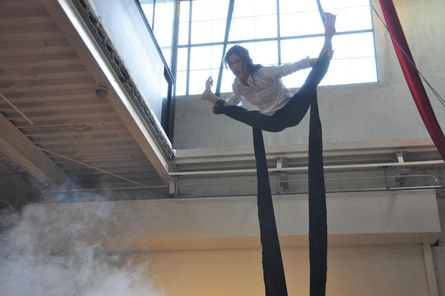 　世界各地のサーカスカンパニーからオファーが相次ぐ、エアリアル（空中芸）のパフォーマー・品川ミズキ（１月１９日・大阪市）