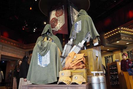 調査兵団になりきれる『進撃の巨人』グッズ。マント（６５００円）は毎年ダントツ人気のアイテム