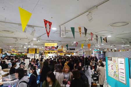 『バレンタインチョコレート博覧会』は、通常の催事よりも通路が広いが、それでも狭く感じるほど混雑