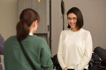 エキストラのリーダーに抜擢される裕子（左から水上京香、橋本マナミ）