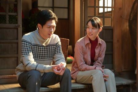 穴窯作りを今やろうと喜美子（右・戸田恵梨香）に言う八郎（松下洸平）(C)NHK