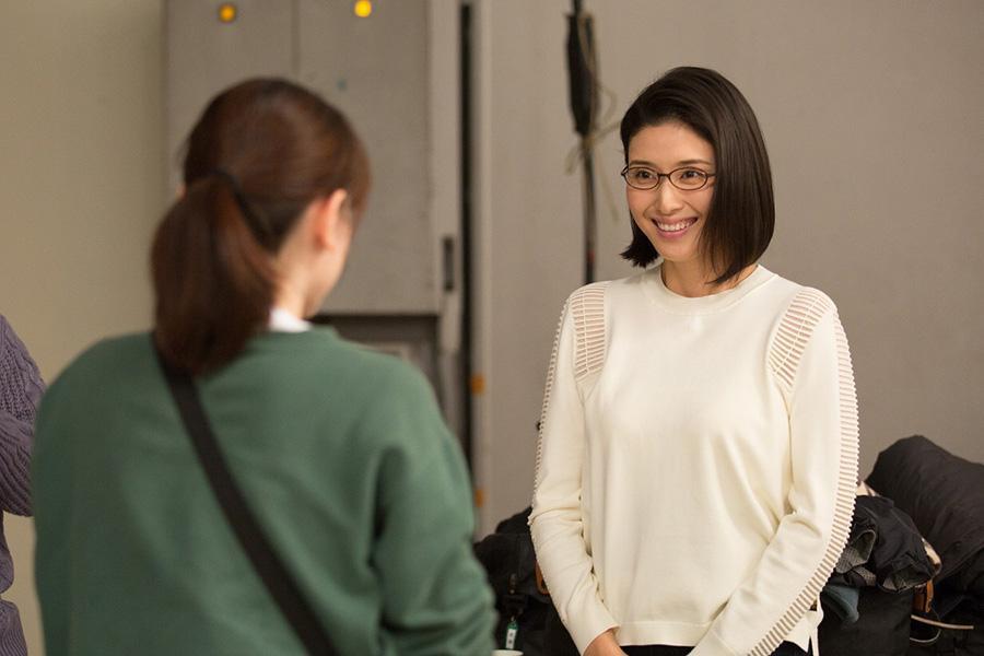 エキストラのリーダーに抜擢される裕子（左から水上京香、橋本マナミ）