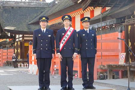 　住吉大社の『消防総合訓練オープニングイベント』にて。中央が松下洸平