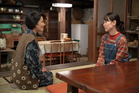 　窯焚きに失敗した喜美子（戸田恵梨香）に「次はうまいこといったらええなぁ」と言葉をかけるマツ（富田靖子）(C)NHK