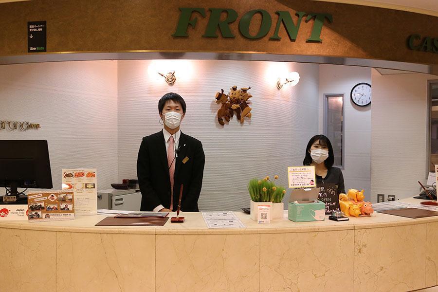 　従業員のマスク着用を義務付けている「大阪コロナホテル」（大阪市東淀川区）写真提供：大阪コロナホテル