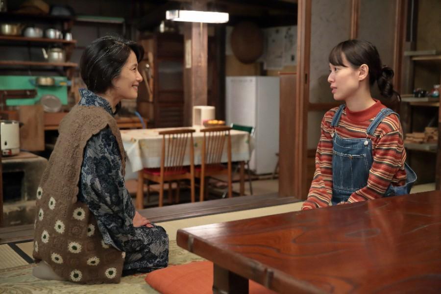 　窯焚きに失敗した喜美子（戸田恵梨香）に「次はうまいこといったらええなぁ」と言葉をかけるマツ（富田靖子）(C)NHK