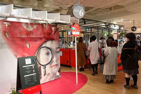 　２～７階にいちごコーナーが登場。異なるブランドいちごやスイーツが楽しめる（２９日・阪神梅田店）